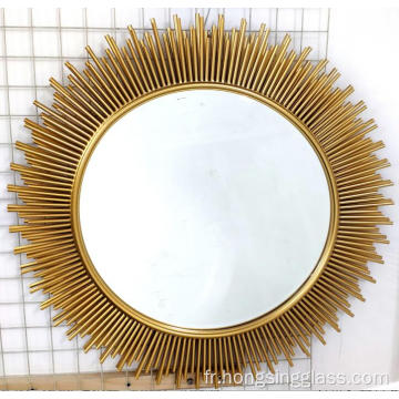 Miroir en métal décoratif doré en forme de soleil